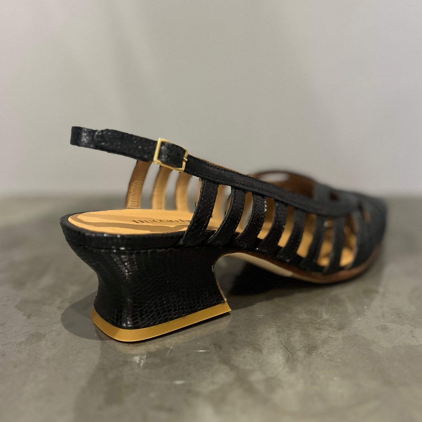 D-607 Slingback