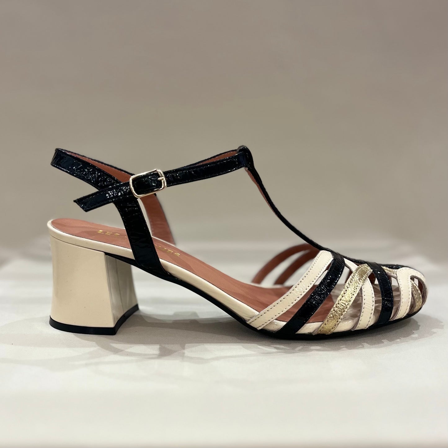 9702 Black/Milk